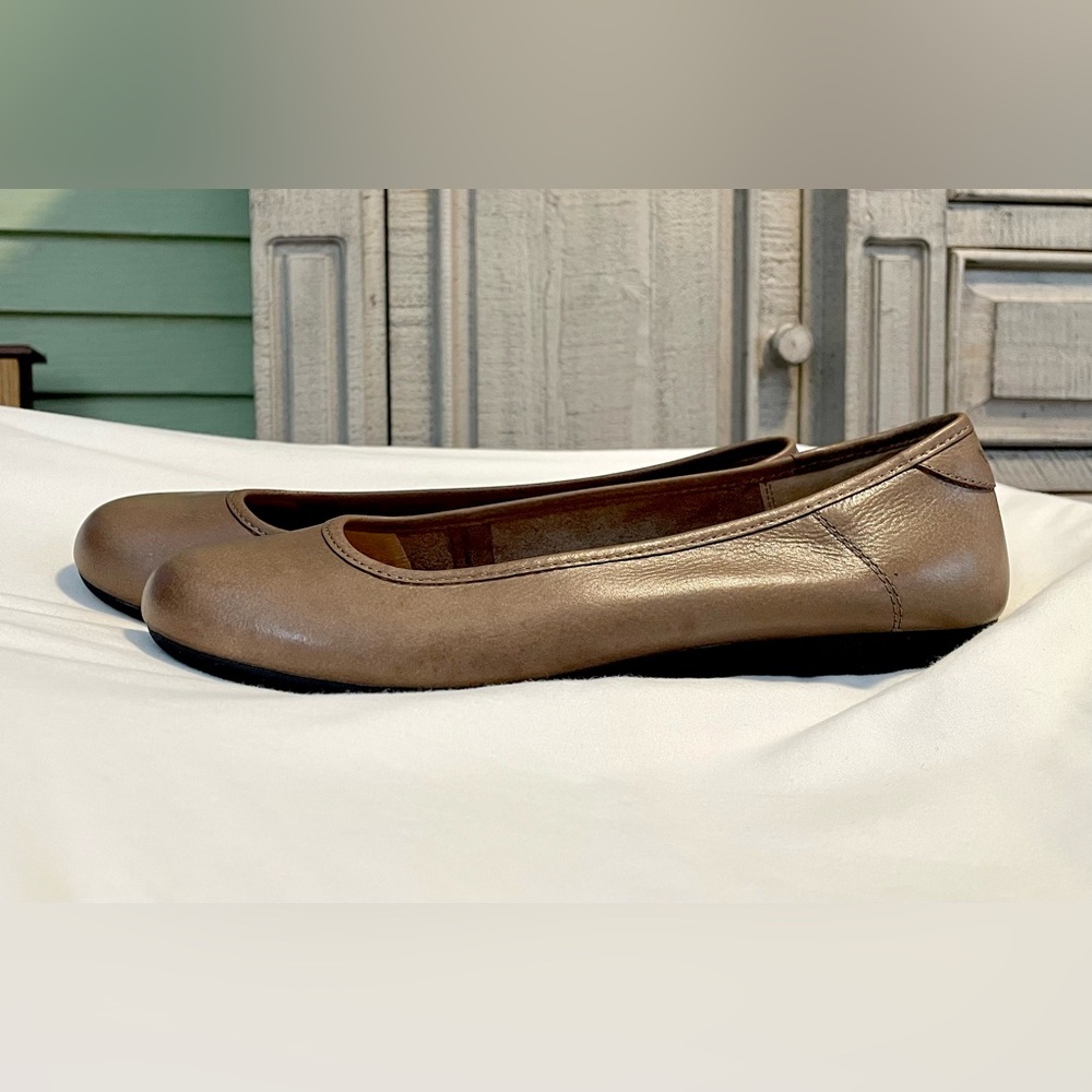 *EUC* TAOS Rascal - Women's Size 10 - Beige/Taupe Leather - Comfort/Ballet Flats - Picture 2 of 8